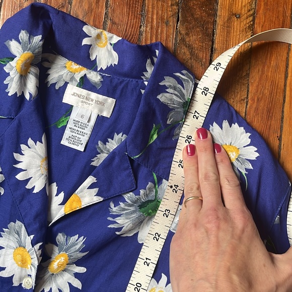 Jones New York Rayon Daisy Print Oversized Short-Sleeved Button Down - Picture 5 of 5